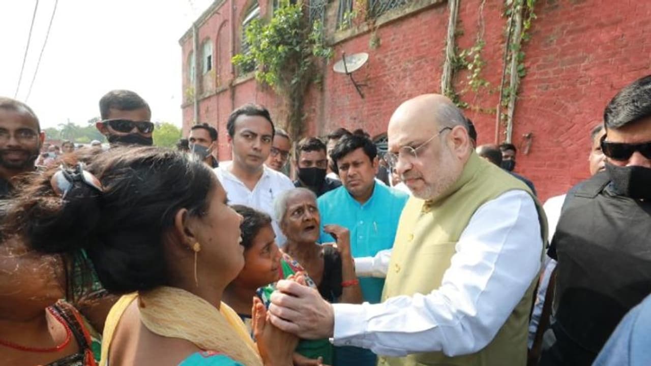 কাশীপুরে নিহত বিজেপির কর্মীর বাড়িতে অমিত শাহ, সিবিআই তদন্তের দাবি জানিয়ে রিপোর্ট তলব কাশীপুরে নিহত বিজেপির কর্মীর বাড়িতে অমিত শাহ, সিবিআই তদন্তের দাবি জানিয়ে রিপোর্ট তলব