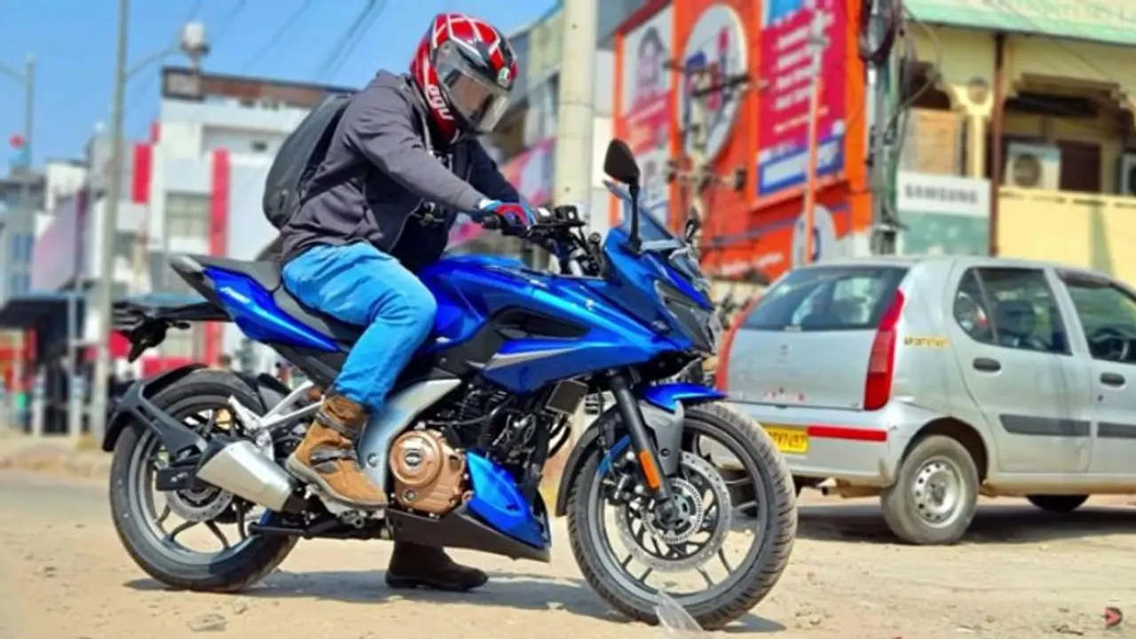 হেলমেট পরলেও বাইকআরোহীদের হতে পারে জরিমানা, জেনে নিন নতুন মোটর ভেহিকল অ্যাক্টের নিয়ম হেলমেট পরলেও বাইকআরোহীদের হতে পারে জরিমানা, জেনে নিন নতুন মোটর ভেহিকল অ্যাক্টের নিয়ম