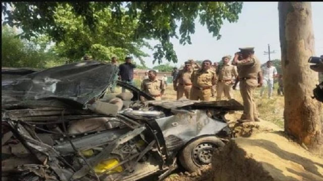 मुरादाबाद में बारातियों से भरी कार बिजली के खंभे, फिर पेड़ से टकराई, ऑन द स्पॉट 6 की मौत मुरादाबाद में बारातियों से भरी कार बिजली के खंभे, फिर पेड़ से टकराई, ऑन द स्पॉट 6 की मौत