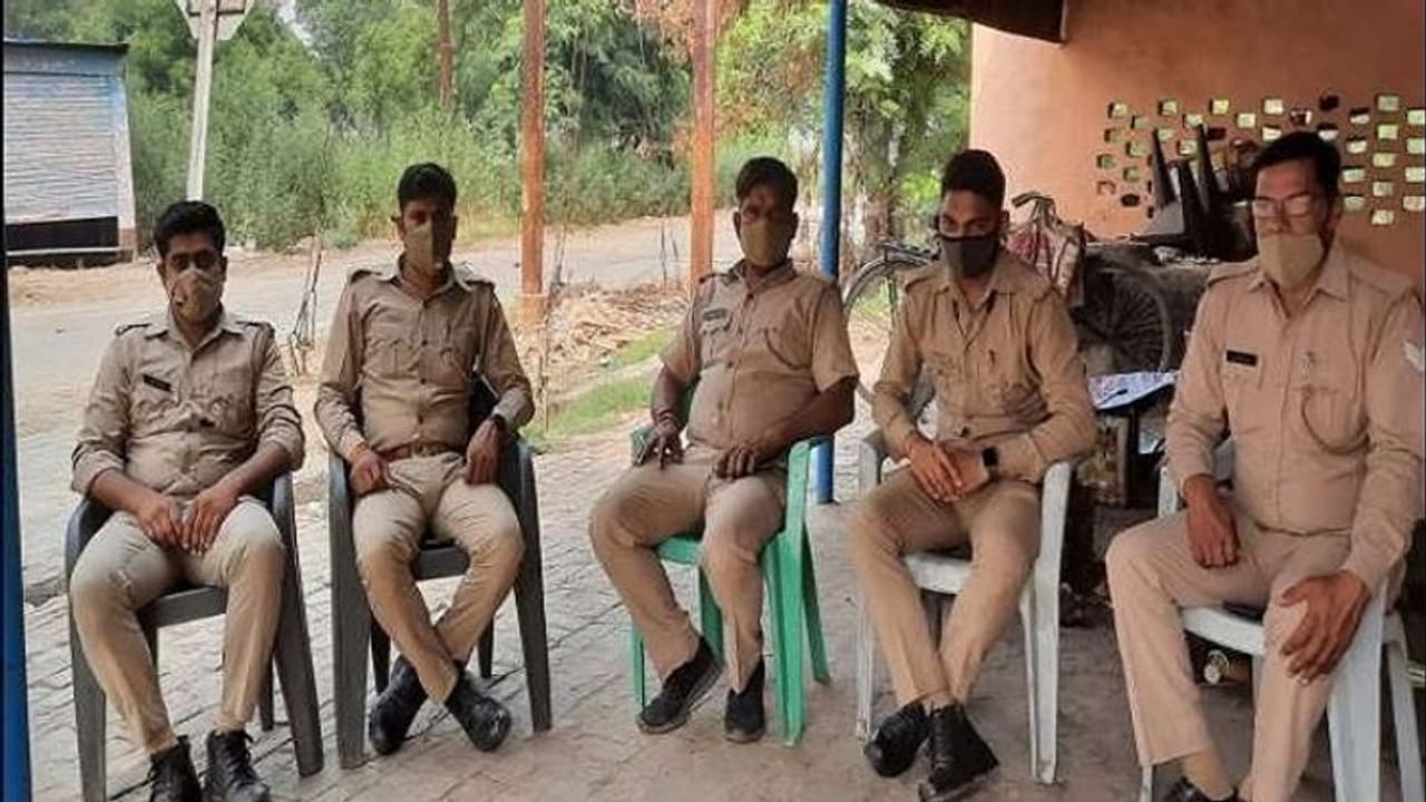 बागपत में चबूतरे के निर्माण को लेकर सांप्रदायिक बवाल आया सामने, एक दर्जन से अधिक लोग हुए घायल बागपत में चबूतरे के निर्माण को लेकर सांप्रदायिक बवाल आया सामने, एक दर्जन से अधिक लोग हुए घायल