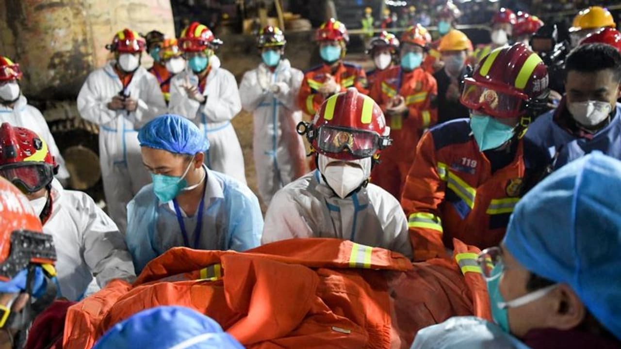 തകര്ന്ന കെട്ടിടാവശിഷ്ടങ്ങള്ക്കിടയില് ആറുനാള്; യുവതി അത്ഭുതകരമായി രക്ഷപ്പെട്ടു! തകര്ന്ന കെട്ടിടാവശിഷ്ടങ്ങള്ക്കിടയില് ആറുനാള്; യുവതി അത്ഭുതകരമായി രക്ഷപ്പെട്ടു!