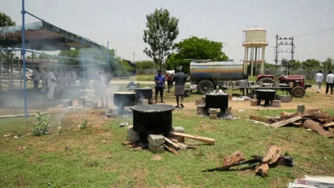 ಮಾಜಿ ಸಚಿವ ಬಿಜೆಪಿ ಸೇಪ೯ಡೆಯ ಬಹಿರಂಗ ಸಭೆಗೆ ಬಂದವರಿಗೆ ಚಿಕನ್ ಮಟನ್ ಬಿರಿಯಾನಿ