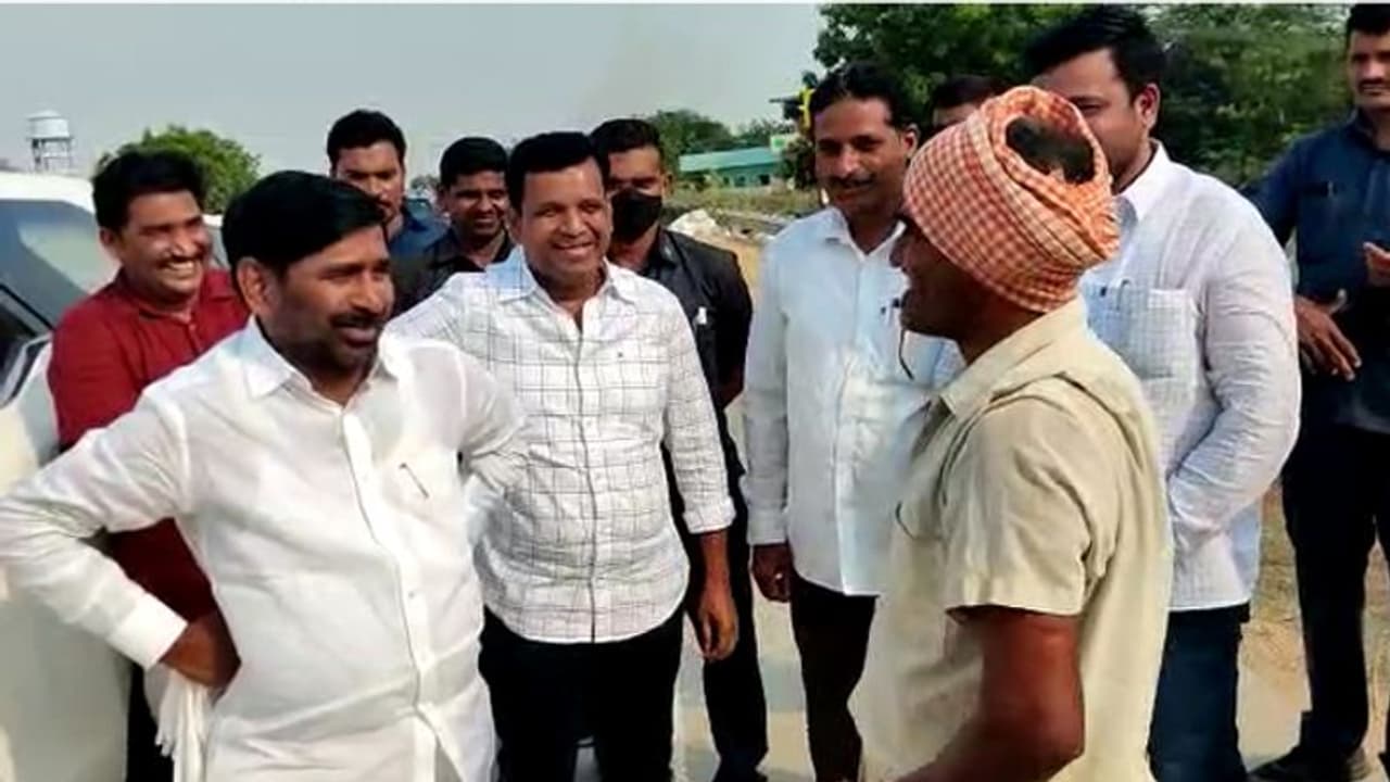 పైన కేసీఆర్, ఇక్కడ మీరు .. మీపై నమ్మకంతోనే వరి వేశాం : మంత్రి జగదీశ్ రెడ్డితో రైతు ముచ్చట పైన కేసీఆర్, ఇక్కడ మీరు .. మీపై నమ్మకంతోనే వరి వేశాం : మంత్రి జగదీశ్ రెడ్డితో రైతు ముచ్చట