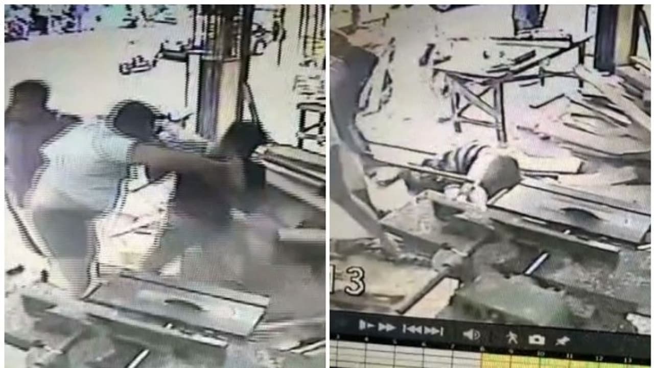 പണത്തെ ചൊല്ലി തർക്കം; അരുവിക്കരയിൽ യുവാവിന് ക്രൂരമർദ്ദനം, പ്രതികള് പിടിയില് പണത്തെ ചൊല്ലി തർക്കം; അരുവിക്കരയിൽ യുവാവിന് ക്രൂരമർദ്ദനം, പ്രതികള് പിടിയില്