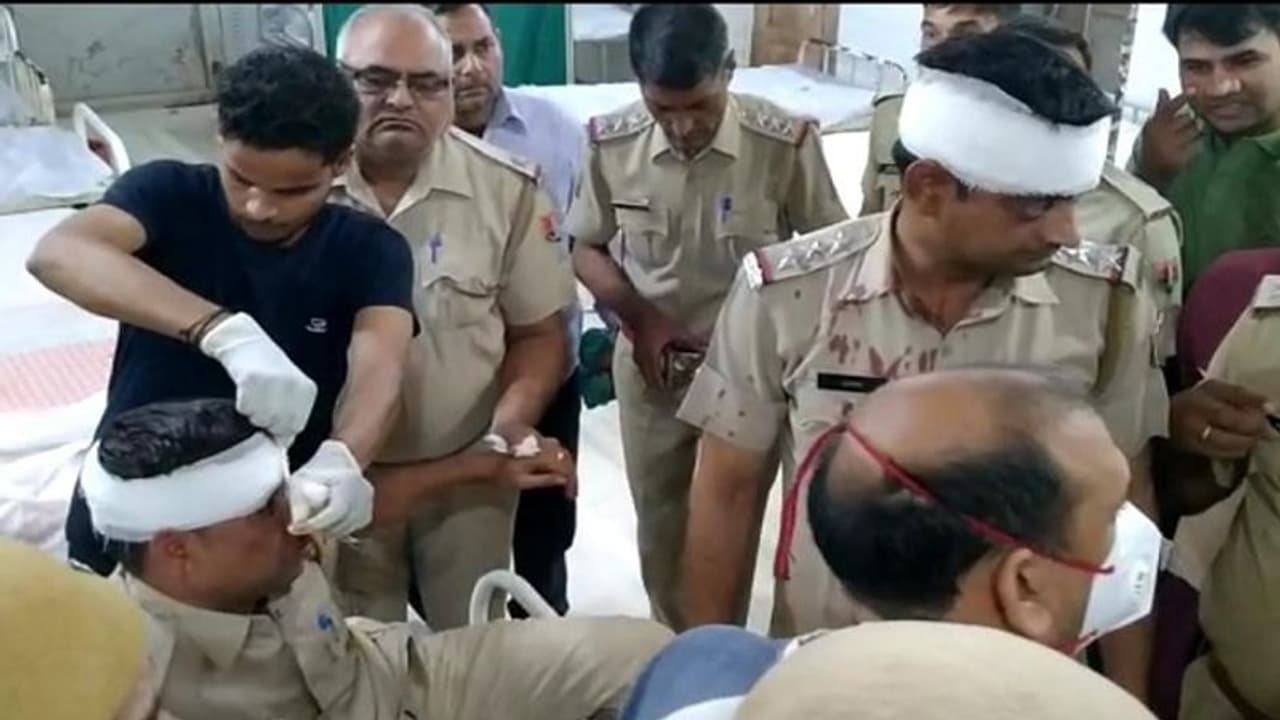 भरतपुर में बदमाशों ने किया पुलिस टीम पर हमला, SHO को लगी गोली भरतपुर में बदमाशों ने किया पुलिस टीम पर हमला, SHO को लगी गोली
