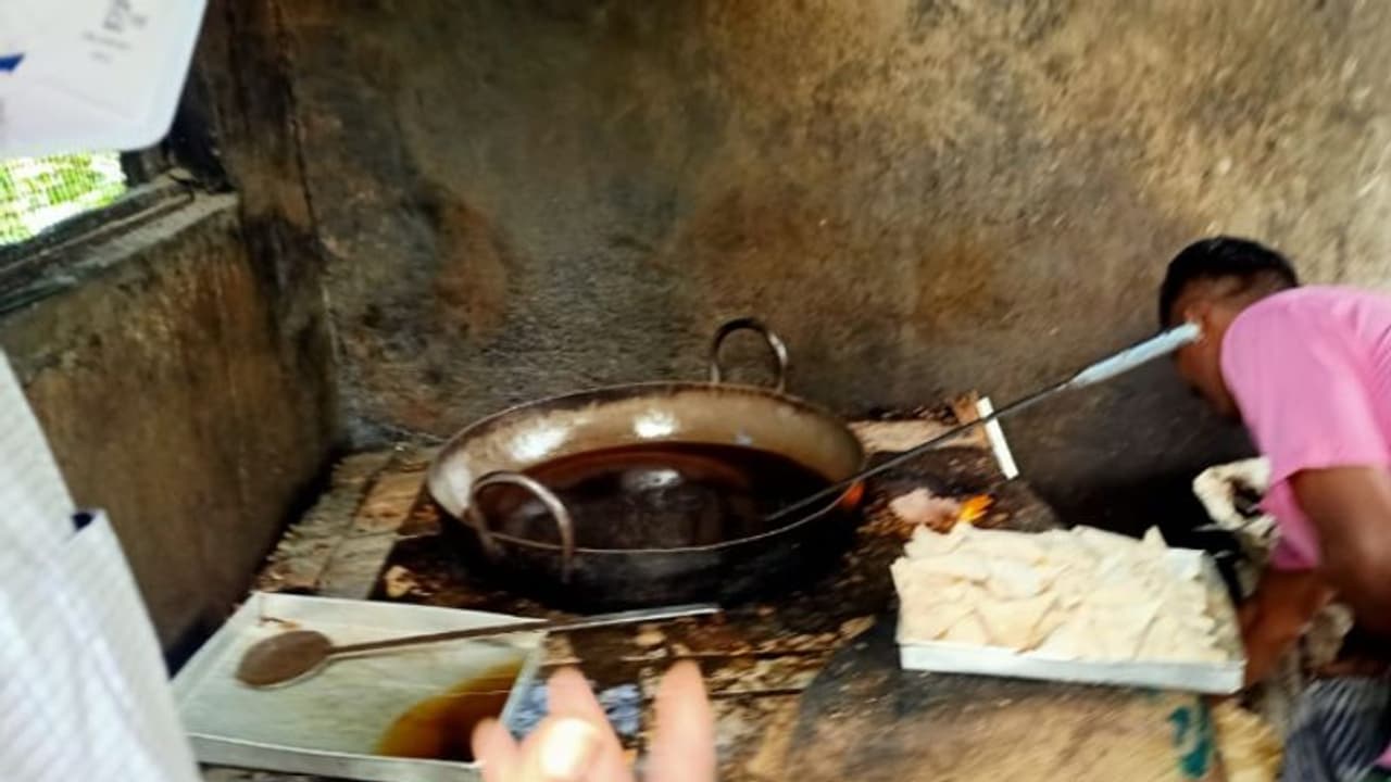 ബേക്കറികളില് പഴയ സാധനങ്ങള്; മാന്നാറില് ആരോഗ്യ വകുപ്പിന്റെ മിന്നൽ പരിശോധന, നടപടി ബേക്കറികളില് പഴയ സാധനങ്ങള്; മാന്നാറില് ആരോഗ്യ വകുപ്പിന്റെ മിന്നൽ പരിശോധന, നടപടി