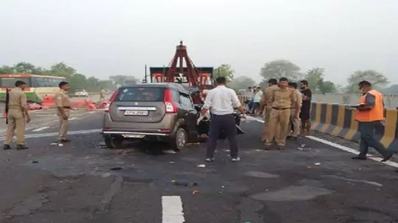 यमुना एक्सप्रेस वे पर भीषण हादसा, तेज रफ्तार कार की अज्ञात वाहन से टक्कर, एक ही परिवार के 7 लोगों की हुई मौत यमुना एक्सप्रेस वे पर भीषण हादसा, तेज रफ्तार कार की अज्ञात वाहन से टक्कर, एक ही परिवार के 7 लोगों की हुई मौत