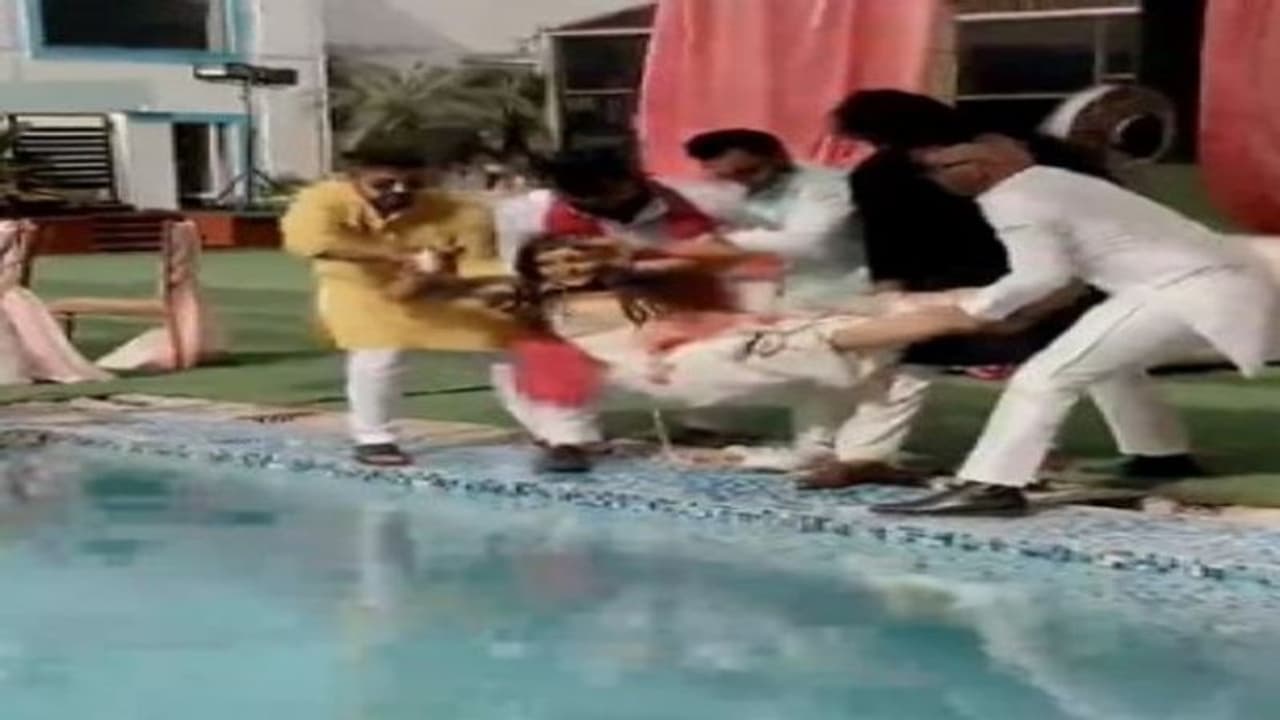 Viral Video: शादी समारोह में आए दोस्तों ने दुल्हन को उठाकर फेंका पानी में, यूजर्स बोले ऐसे दोस्त सबको मिलें Viral Video: शादी समारोह में आए दोस्तों ने दुल्हन को उठाकर फेंका पानी में, यूजर्स बोले ऐसे दोस्त सबको मिलें