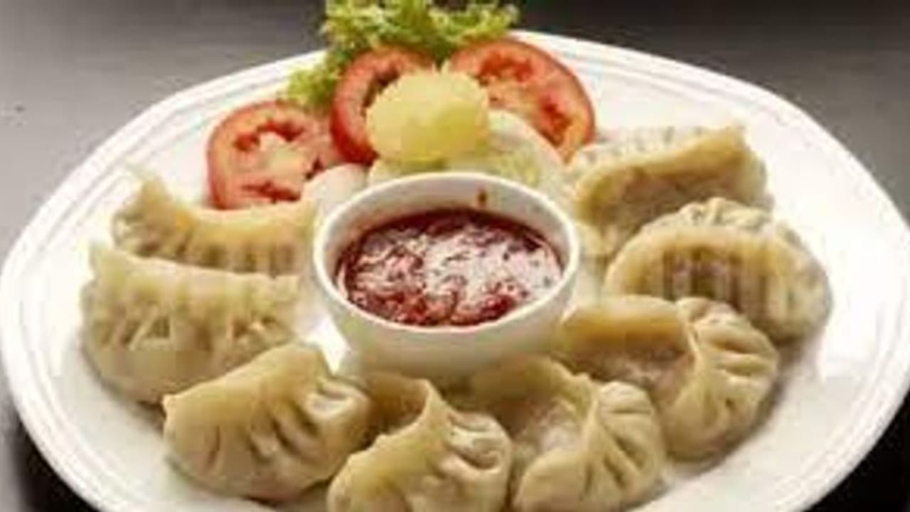 മൊമോസ് തീറ്റമത്സരം ദുരന്തമായി, 25 കാരന് ദാരുണാന്ത്യം; വിഷം കൊടുത്തതെന്ന് പിതാവ് മൊമോസ് തീറ്റമത്സരം ദുരന്തമായി, 25 കാരന് ദാരുണാന്ത്യം; വിഷം കൊടുത്തതെന്ന് പിതാവ്