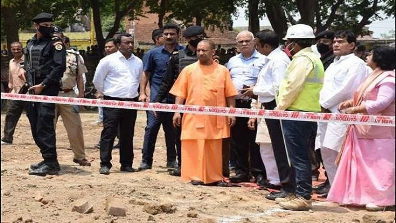 अयोध्या का विकास कार्य देखकर असंतुष्ट हुए सीएम योगी, कई अधिकारियों को फटकारे लगाते हुए दिए ये निर्देश अयोध्या का विकास कार्य देखकर असंतुष्ट हुए सीएम योगी, कई अधिकारियों को फटकारे लगाते हुए दिए ये निर्देश