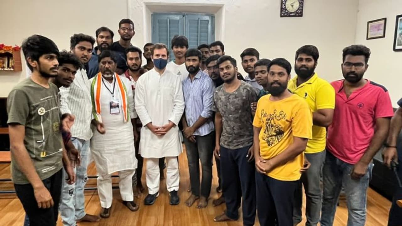 వరంగల్ రాహుల్ సభతో జోష్: ఈ నెల 21 నుండి పల్లె పల్లెకు కాంగ్రెస్ వరంగల్ రాహుల్ సభతో జోష్: ఈ నెల 21 నుండి పల్లె పల్లెకు కాంగ్రెస్