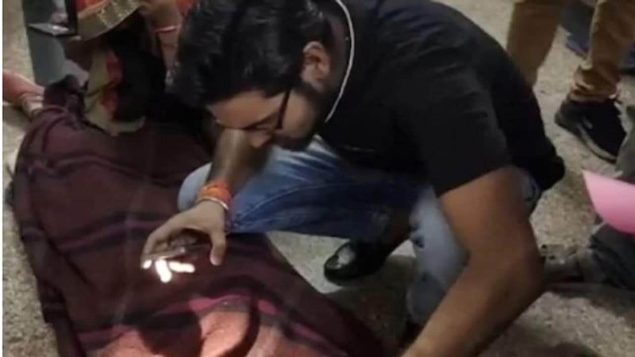 बांदा: जिला अस्पताल की हालत बद से बत्तर, कुछ इस अंदाज़ में डॉक्टर कर रहे है मरीजों का इलाज बांदा: जिला अस्पताल की हालत बद से बत्तर, कुछ इस अंदाज़ में डॉक्टर कर रहे है मरीजों का इलाज