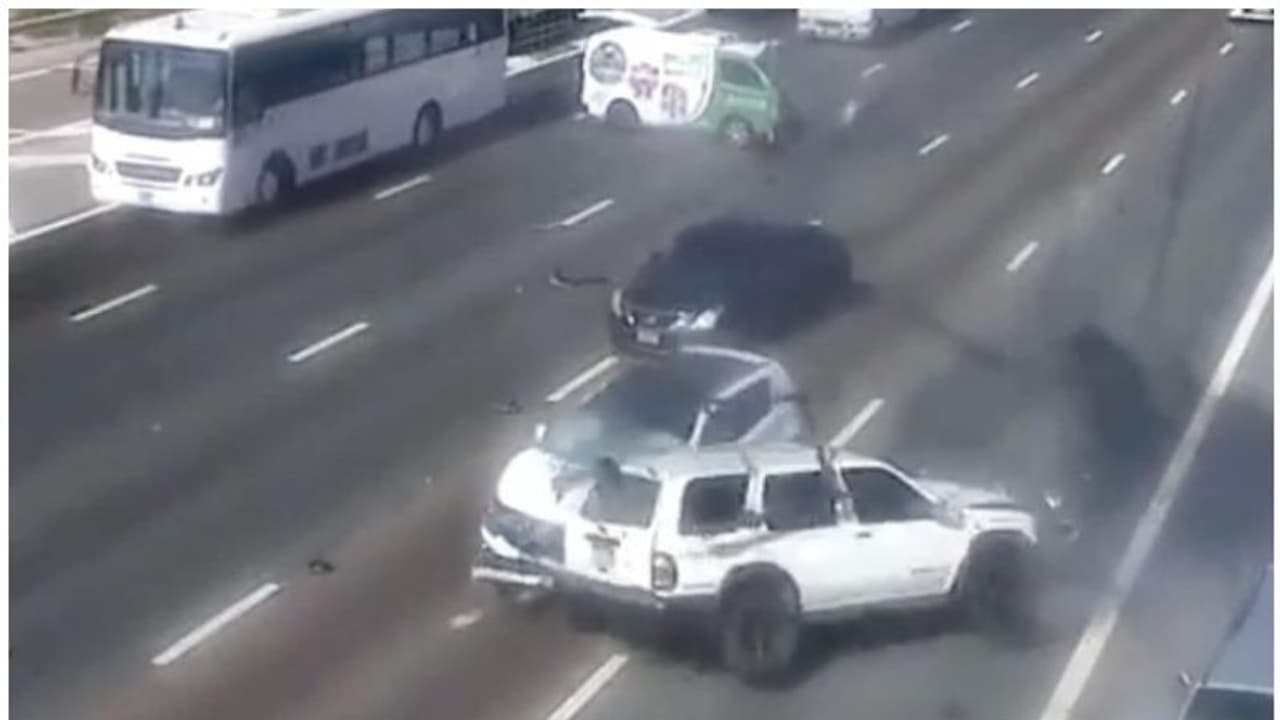 തിരക്കേറിയ ഹൈവേയില് വാഹനം നിര്ത്തിയതിലൂടെ ഉണ്ടായത് വന് അപകടം; വീഡിയോ ദൃശ്യങ്ങള് പുറത്തുവിട്ട് പൊലീസ് തിരക്കേറിയ ഹൈവേയില് വാഹനം നിര്ത്തിയതിലൂടെ ഉണ്ടായത് വന് അപകടം; വീഡിയോ ദൃശ്യങ്ങള് പുറത്തുവിട്ട് പൊലീസ്