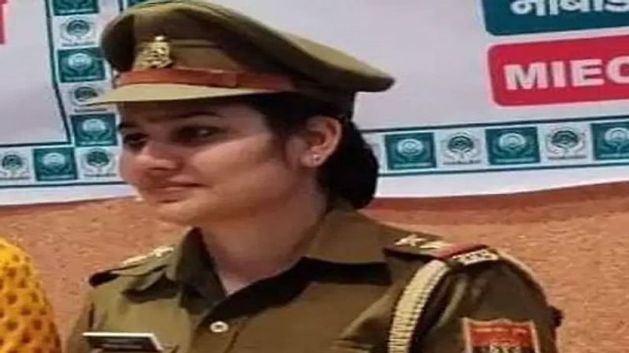 मेरठ: पुलिस की वर्दी फिर हुई शर्मसार, एसओ और महिला थाना प्रभारी पर लगे ये गंभीर आरोप मेरठ: पुलिस की वर्दी फिर हुई शर्मसार, एसओ और महिला थाना प्रभारी पर लगे ये गंभीर आरोप