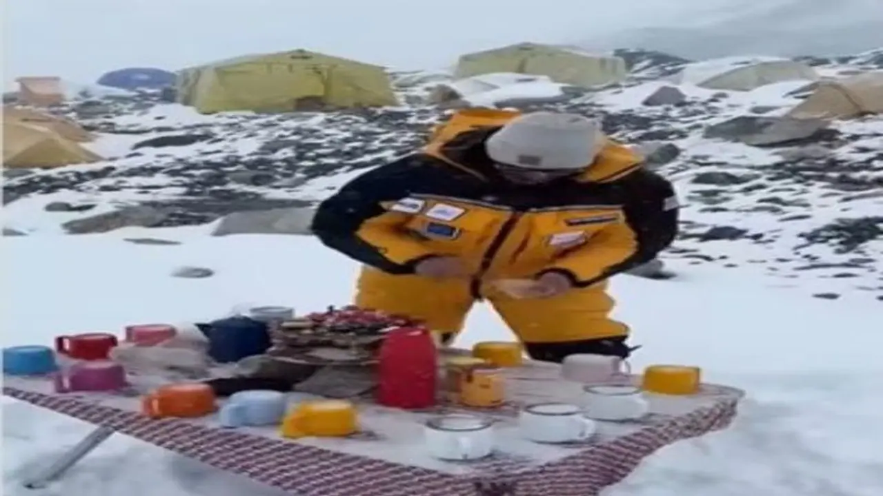 नया रिकॉर्ड: सबसे ऊंचे पर्वत माउंट एवरेस्ट पर 14 दोस्तों ने बनाई चाय और बेहतरीन नाश्ते के साथ की टी पार्टी नया रिकॉर्ड: सबसे ऊंचे पर्वत माउंट एवरेस्ट पर 14 दोस्तों ने बनाई चाय और बेहतरीन नाश्ते के साथ की टी पार्टी