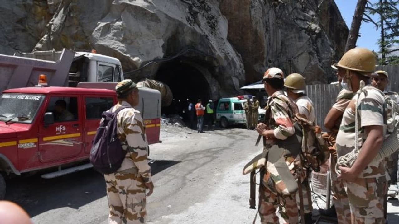हिमाचल के किन्नौर में बड़ा हादसा: सुरंग में 3 मजदूरों की मौत, टनल में कई फंसे, सेना पुलिस रेस्क्यू में जुटी