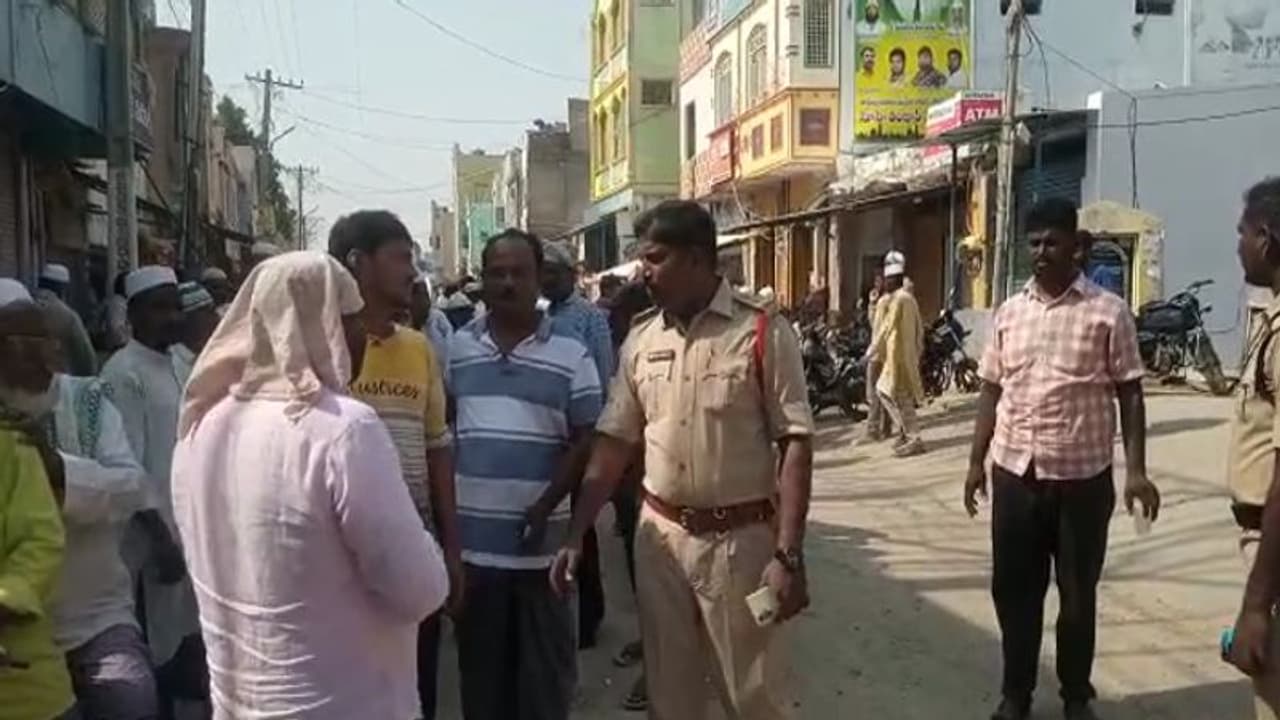 వివాదాస్పదంగా మారుతున్న కన్యకా పరమేశ్వరి ఆలయం ప్రహరి గోడ కూల్చివేత.. దాచేపల్లిలో ఉద్రిక్తత పరిస్థితులు.. వివాదాస్పదంగా మారుతున్న కన్యకా పరమేశ్వరి ఆలయం ప్రహరి గోడ కూల్చివేత.. దాచేపల్లిలో ఉద్రిక్తత పరిస్థితులు..