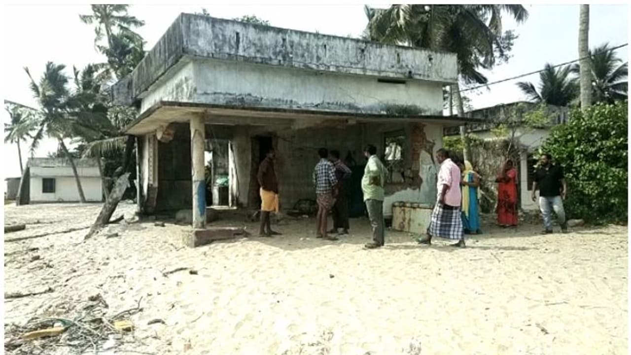 അമ്പലപ്പുഴ കടപ്പുറത്ത് യുവാവ് തലയ്ക്കടിയേറ്റ് മരിച്ചനിലയില്: സഹോദരന് കസ്റ്റഡിയില് അമ്പലപ്പുഴ കടപ്പുറത്ത് യുവാവ് തലയ്ക്കടിയേറ്റ് മരിച്ചനിലയില്: സഹോദരന് കസ്റ്റഡിയില്