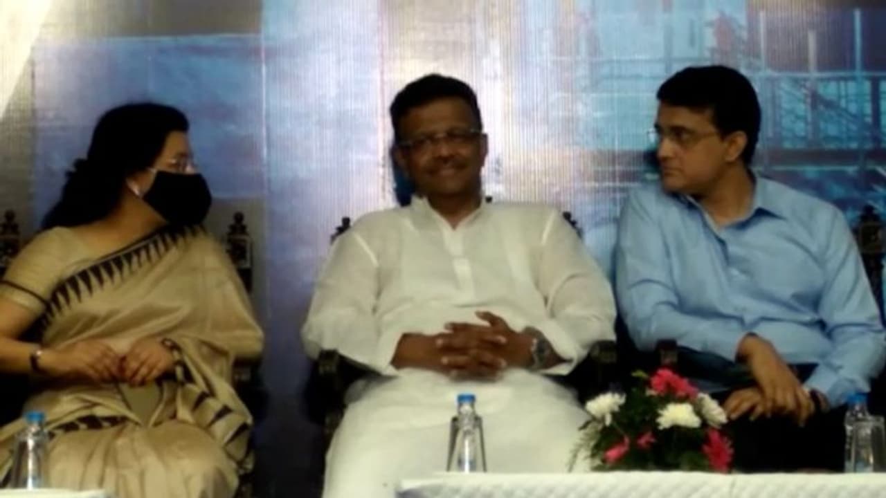 শাহী নৈশভোজের পর ফিহাদের সঙ্গে একমঞ্চে সস্ত্রিক সৌরভ, রাজনৈতিতে যোগদানের প্রশ্নে ঘি দিলেন ডোনা শাহী নৈশভোজের পর ফিহাদের সঙ্গে একমঞ্চে সস্ত্রিক সৌরভ, রাজনৈতিতে যোগদানের প্রশ্নে ঘি দিলেন ডোনা