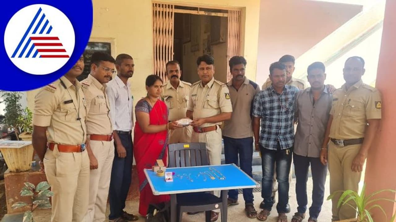 Gadag: ಬಸ್ನಲ್ಲೇ ಚಿನ್ನದ ಬ್ಯಾಗ್ನ್ನ ಮರೆತ ಟೀಚರ್: ಲೊಕೇಷನ್ ಪತ್ತೆ ಹಚ್ಚಿ ಬ್ಯಾಗ್ ಹುಡುಕಿದ ಪೊಲೀಸರು Gadag: ಬಸ್ನಲ್ಲೇ ಚಿನ್ನದ ಬ್ಯಾಗ್ನ್ನ ಮರೆತ ಟೀಚರ್: ಲೊಕೇಷನ್ ಪತ್ತೆ ಹಚ್ಚಿ ಬ್ಯಾಗ್ ಹುಡುಕಿದ ಪೊಲೀಸರು