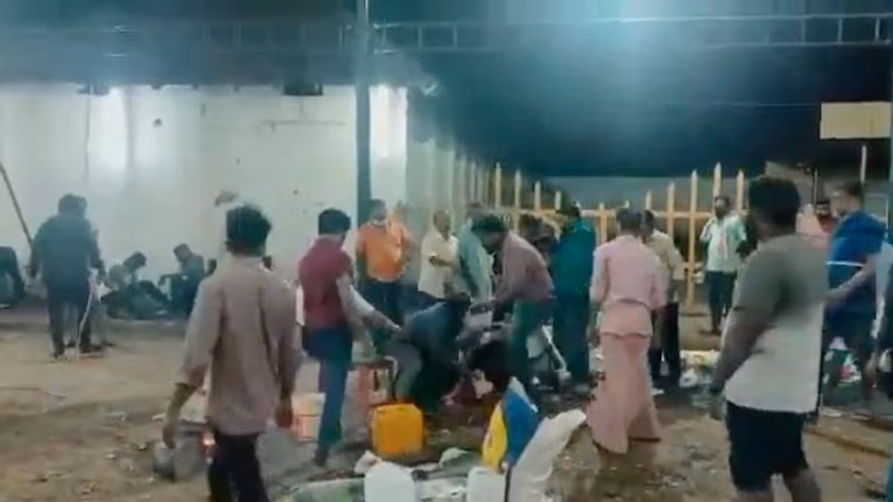 ഇടപ്പള്ളി പള്ളിയിൽ കോഴി നേർച്ചയ്ക്കിടെ കൂട്ടയടി ഇടപ്പള്ളി പള്ളിയിൽ കോഴി നേർച്ചയ്ക്കിടെ കൂട്ടയടി