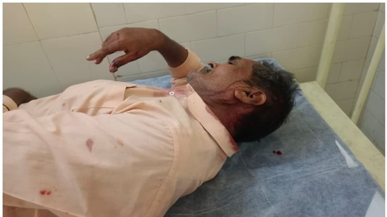 కుటుంబ కలహాల నేపథ్యంలో రిటైర్డ్ కానిస్టేబుల్పై దాడి.. పల్నాడులో ఘటన కుటుంబ కలహాల నేపథ్యంలో రిటైర్డ్ కానిస్టేబుల్పై దాడి.. పల్నాడులో ఘటన