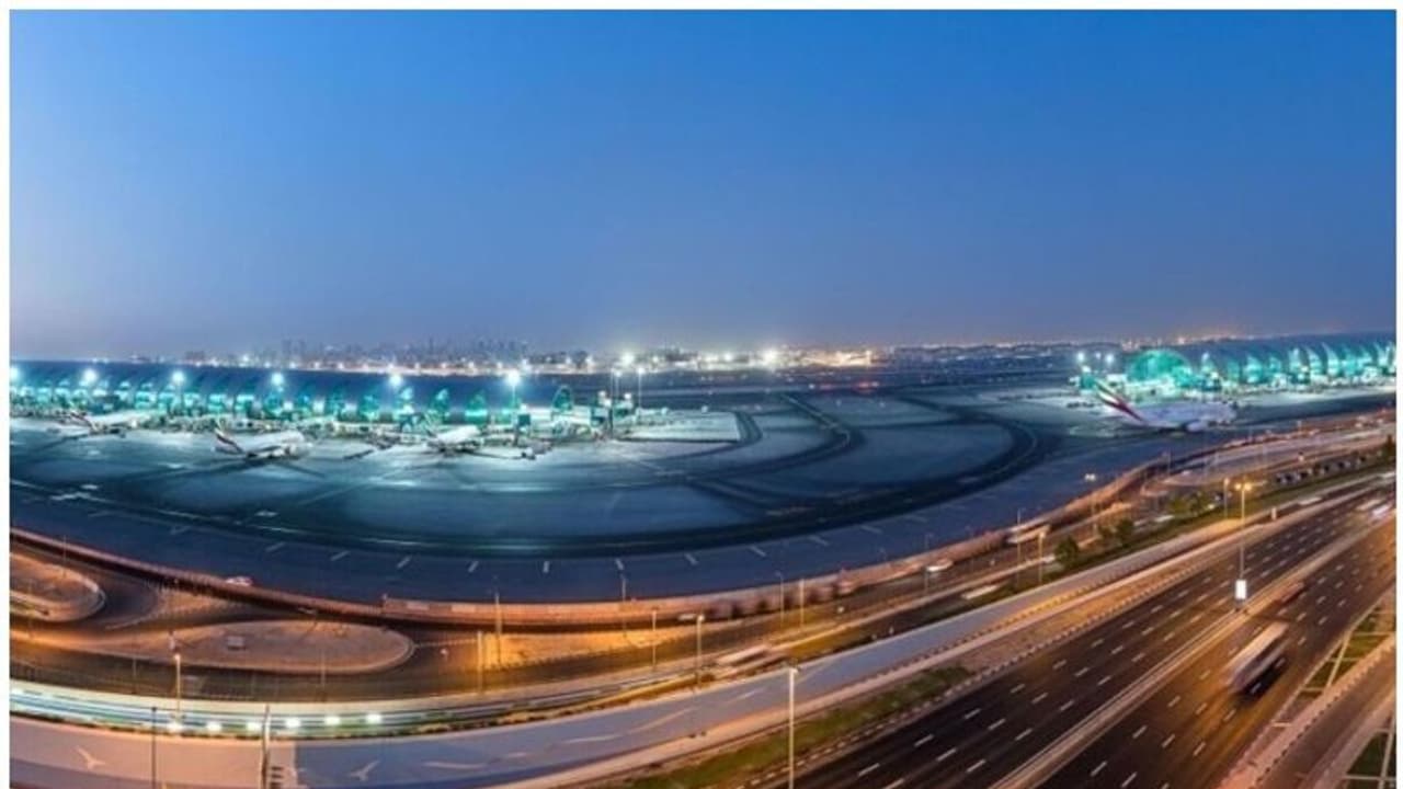 ദുബൈയില് 44 വിമാന സര്വീസുകള് റദ്ദാക്കി; 12 എണ്ണം മറ്റ് വിമാനത്താവളങ്ങളിലേക്ക് വഴിതിരിച്ചു വിട്ടു ദുബൈയില് 44 വിമാന സര്വീസുകള് റദ്ദാക്കി; 12 എണ്ണം മറ്റ് വിമാനത്താവളങ്ങളിലേക്ക് വഴിതിരിച്ചു വിട്ടു