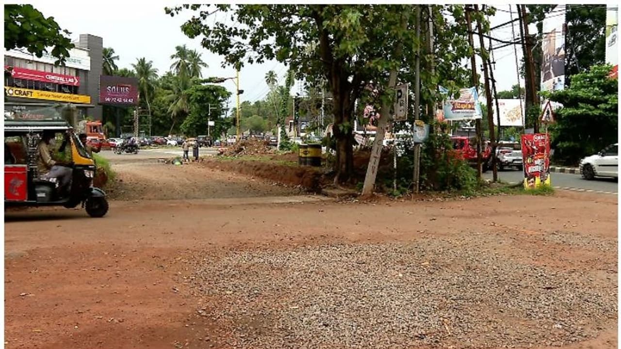 ഒരിക്കലും തീരാത്ത ടാറിംഗ്! കോഴിക്കോട് മലാപ്പറമ്പില് യാത്രക്കാര് ദുരിതത്തില് ഒരിക്കലും തീരാത്ത ടാറിംഗ്! കോഴിക്കോട് മലാപ്പറമ്പില് യാത്രക്കാര് ദുരിതത്തില്