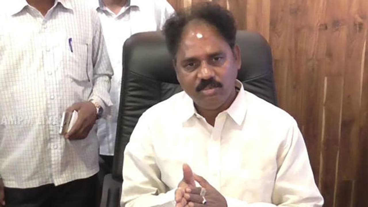 విశాఖ దక్షిణ నియోజకవర్గం వైసీపీలో ముసలం.. నియోజకవర్గ సమన్వయకర్త బాధ్యతలకు ఎమ్మెల్యే వాసుపల్లి రాజీనామా విశాఖ దక్షిణ నియోజకవర్గం వైసీపీలో ముసలం.. నియోజకవర్గ సమన్వయకర్త బాధ్యతలకు ఎమ్మెల్యే వాసుపల్లి రాజీనామా