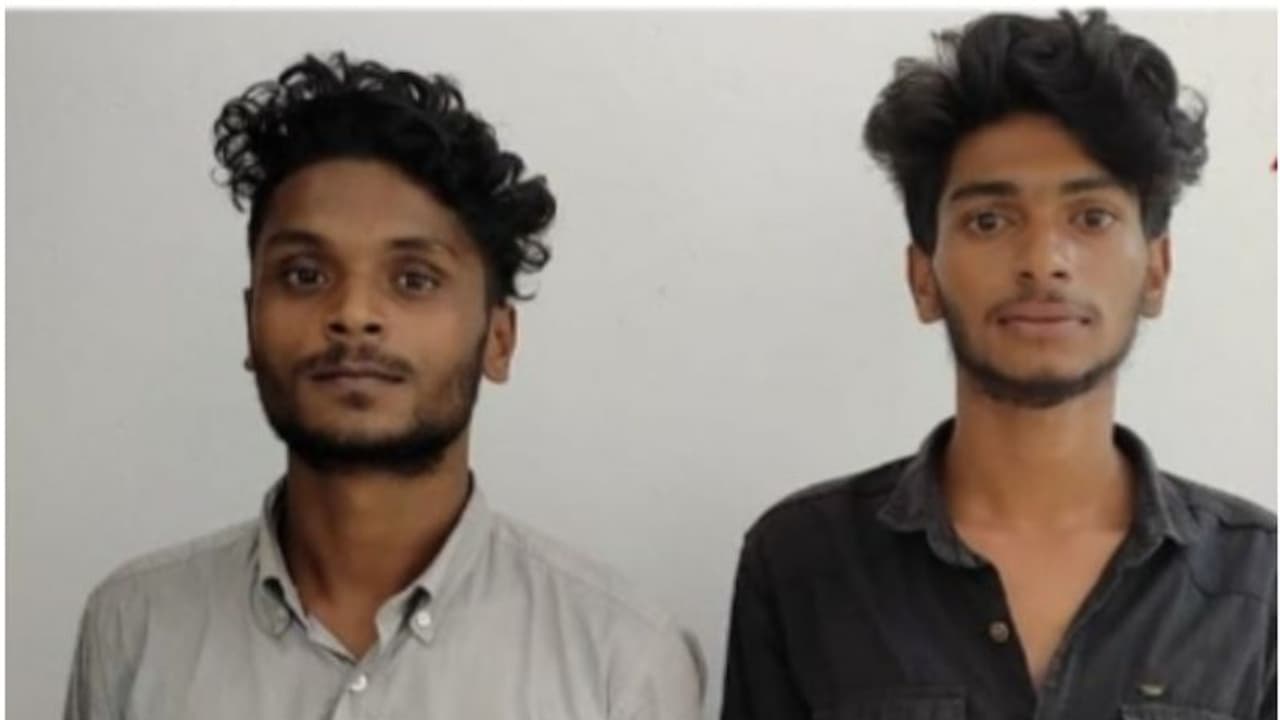 ചന്ദനമരം കഷ്ണങ്ങളാക്കി വീട്ടില് സൂക്ഷിച്ചു; അടുത്തത് മുറിക്കാനുള്ള ശ്രമത്തില് കുടുക്കി വനംവകുപ്പ് ചന്ദനമരം കഷ്ണങ്ങളാക്കി വീട്ടില് സൂക്ഷിച്ചു; അടുത്തത് മുറിക്കാനുള്ള ശ്രമത്തില് കുടുക്കി വനംവകുപ്പ്