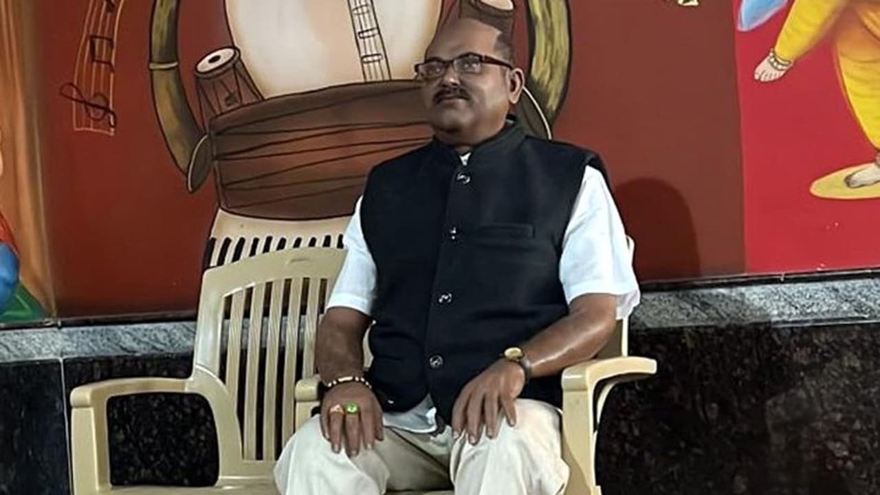 ತಂದೆಯ ಮೇಣದ ಪ್ರತಿಮೆ ಎದುರು ಸಪ್ತಪದಿ ತುಳಿದ ಮಗ!