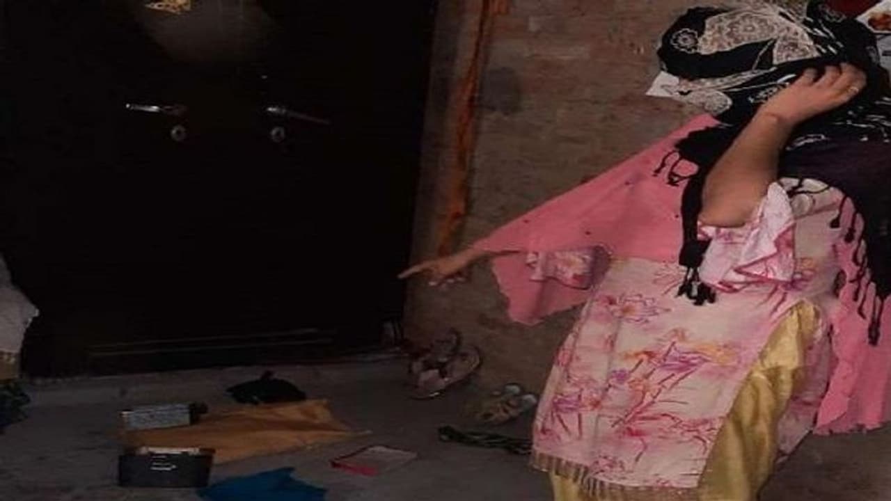 मुरादाबाद: रेकी कर हथियारबंद बदमाशों ने घर में घुसकर दिया वारदात को अंजाम, पुलिस ने शुरू की जांच मुरादाबाद: रेकी कर हथियारबंद बदमाशों ने घर में घुसकर दिया वारदात को अंजाम, पुलिस ने शुरू की जांच