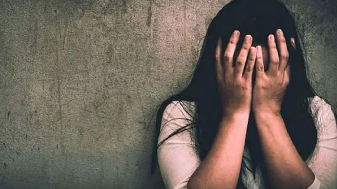 கத்துன சுட்டு கொன்றுவேன்... துப்பாக்கி காட்டி மிரட்டி பாடகியை கதற கதற கூட்டு பலாத்காரம் செய்த கும்பல் கத்துன சுட்டு கொன்றுவேன்... துப்பாக்கி காட்டி மிரட்டி பாடகியை கதற கதற கூட்டு பலாத்காரம் செய்த கும்பல்