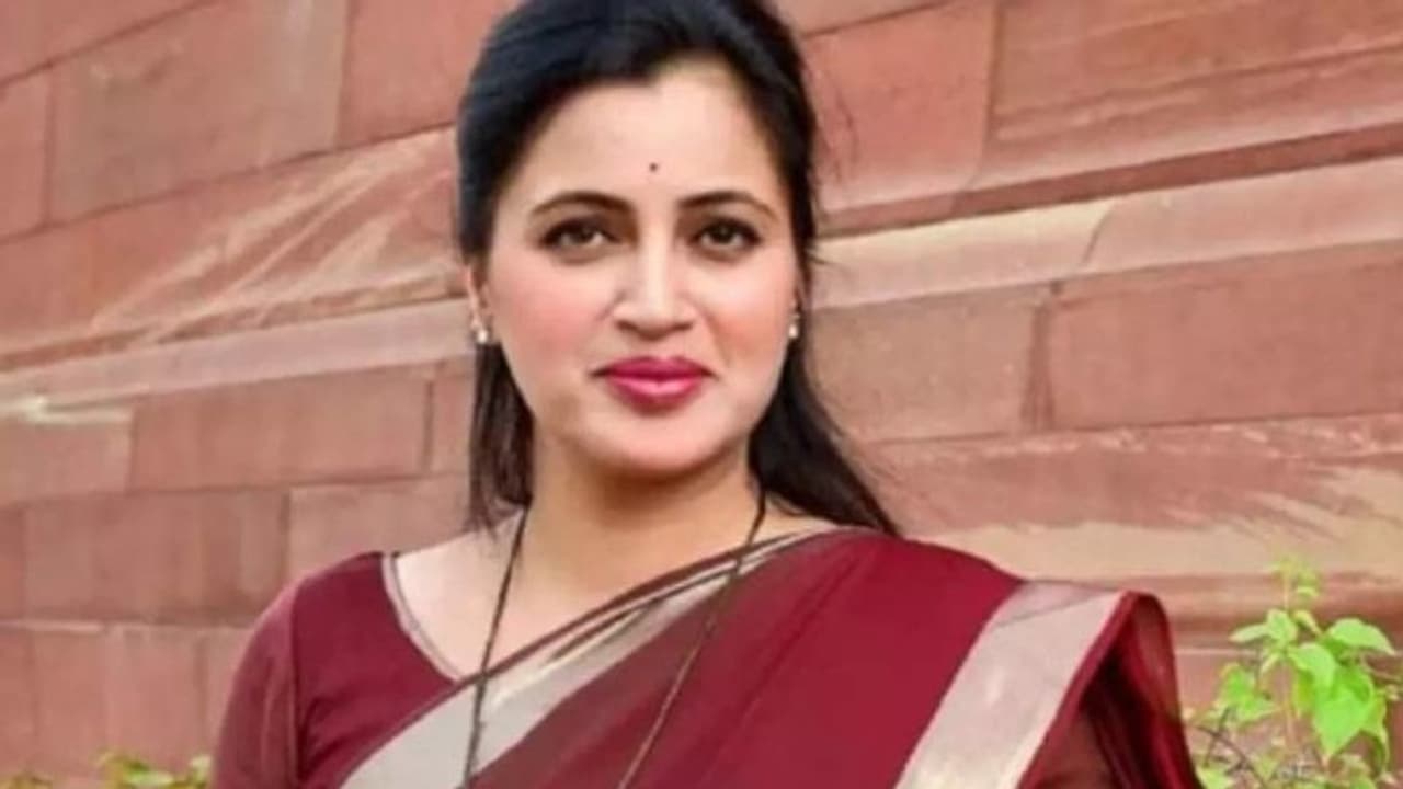 नवनीत राणा का वही तेवर वही अंदाज: हनुमान चालीसा लेकर अस्पताल से निकलीं, कहा 14 दिन क्या 14 साल जेल में रहूंगी नवनीत राणा का वही तेवर वही अंदाज: हनुमान चालीसा लेकर अस्पताल से निकलीं, कहा 14 दिन क्या 14 साल जेल में रहूंगी