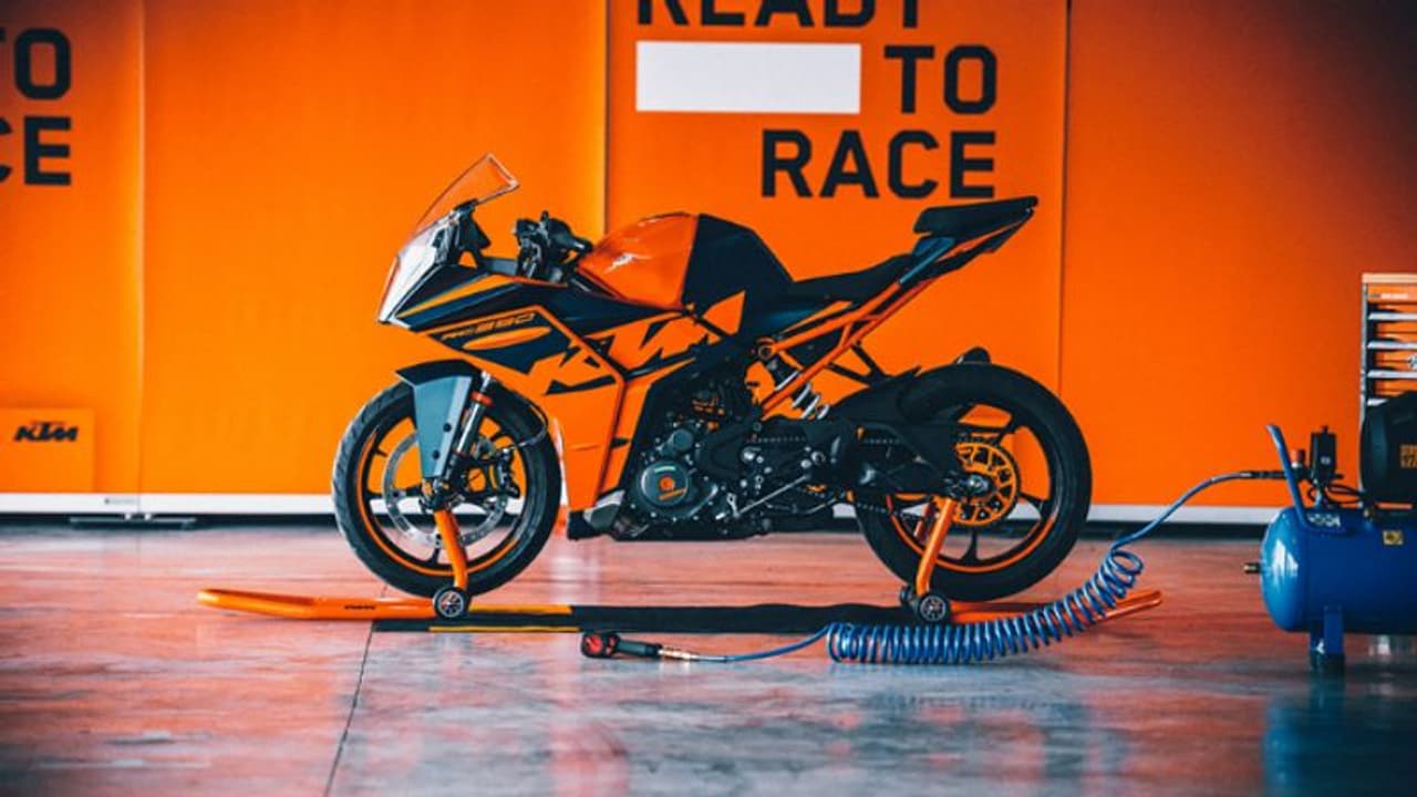 बड़े डिजाइन अपडेट और शानदार लुक के साथ इंडिया में लॉन्च हुई 2022 KTM RC390, कीमत 3.14 लाख रुपए से शुरू बड़े डिजाइन अपडेट और शानदार लुक के साथ इंडिया में लॉन्च हुई 2022 KTM RC390, कीमत 3.14 लाख रुपए से शुरू