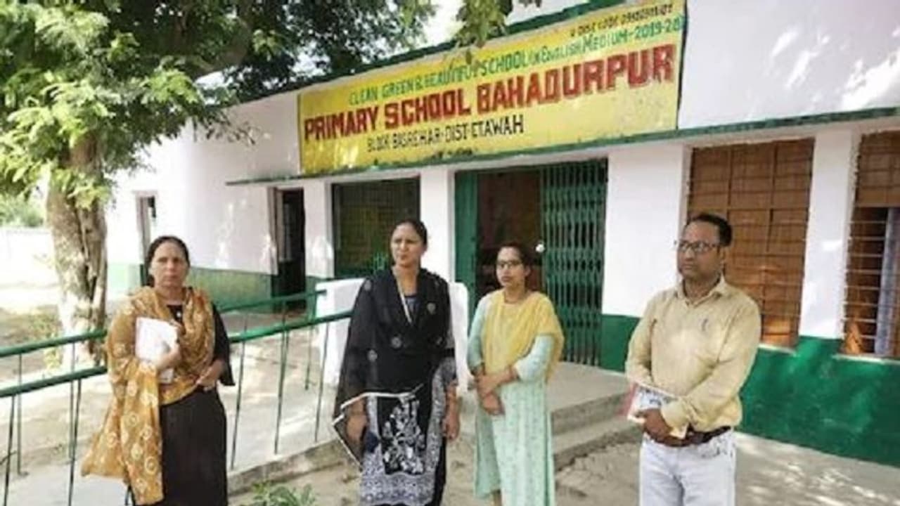 इटावा: बच्चों के सामने प्रधानाध्यापिका ने की नागवार हरकत, शिक्षक के साथ कर दिया ऐसा बर्ताव 