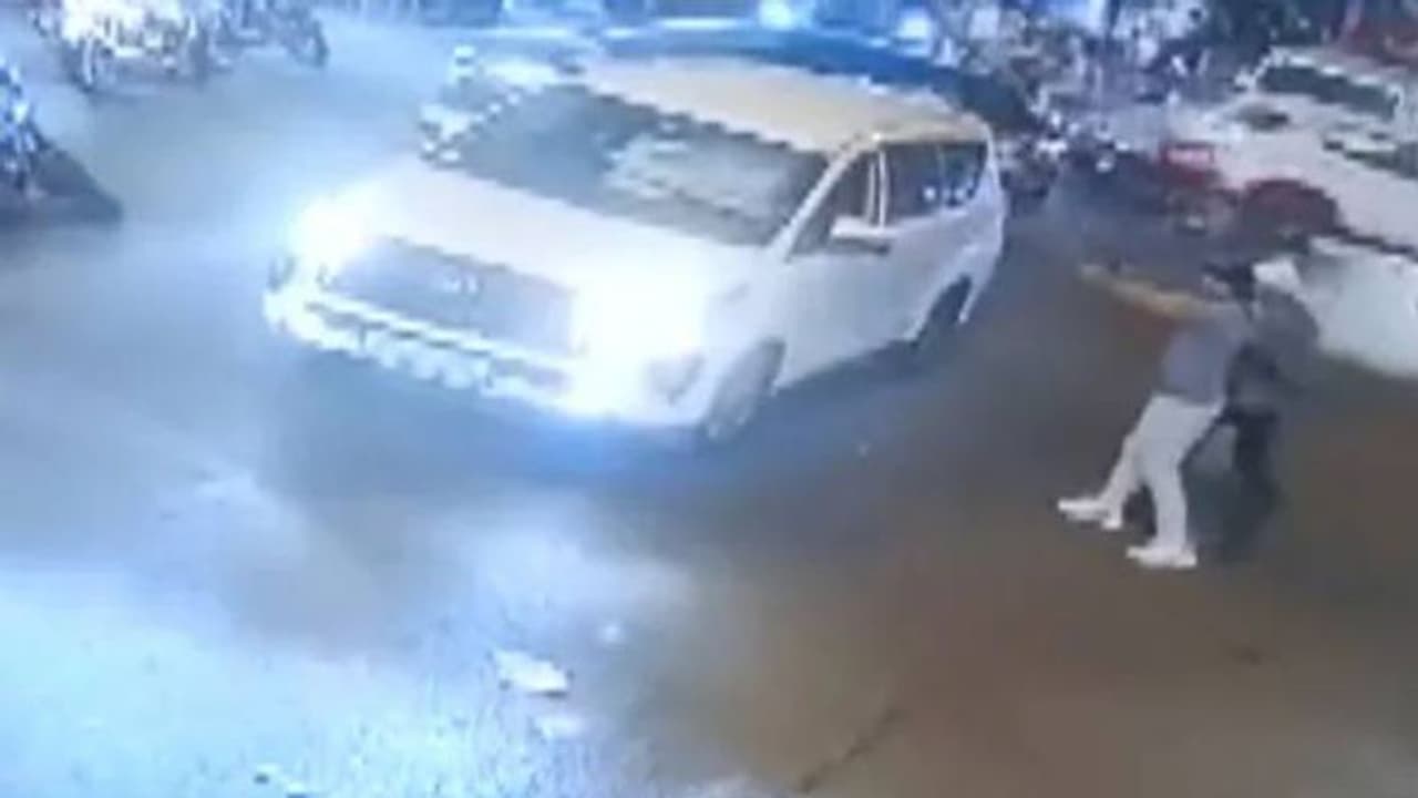 பீக் ஹவரில் பயங்கர துப்பாக்கி சூடு.. அலறிய டெல்லி... பலத்த போலீஸ் பாதுகாப்பு..! பீக் ஹவரில் பயங்கர துப்பாக்கி சூடு.. அலறிய டெல்லி... பலத்த போலீஸ் பாதுகாப்பு..!