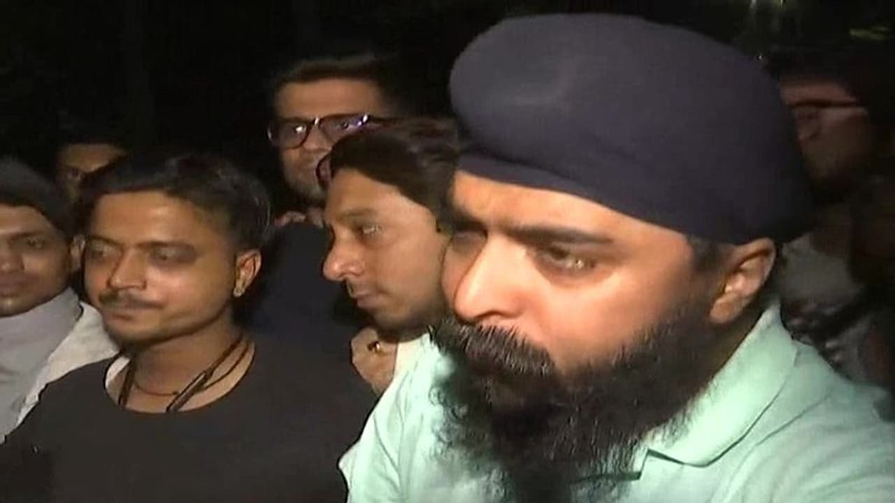 तजिंदर बग्गा ने कहा डरे हुए हैं अरविंद केजरीवाल, आलोचकों को चुप कराने के लिए कर रहे शक्तियों का दुरुपयोग तजिंदर बग्गा ने कहा डरे हुए हैं अरविंद केजरीवाल, आलोचकों को चुप कराने के लिए कर रहे शक्तियों का दुरुपयोग