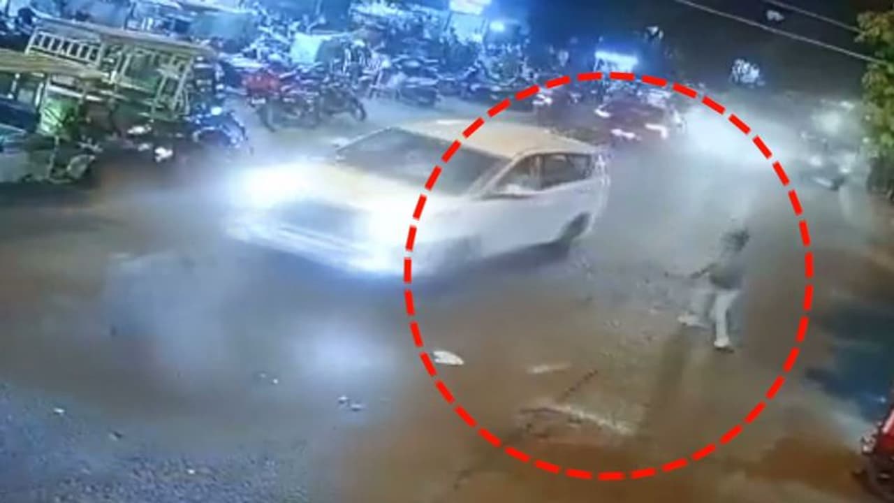 ദില്ലിയിൽ തിരക്കേറിയ രോഡിൽ കാറിന് നേരെ വെടിവെപ്പ്; പത്ത് റൗണ്ട് നിറയൊഴിച്ചു ദില്ലിയിൽ തിരക്കേറിയ രോഡിൽ കാറിന് നേരെ വെടിവെപ്പ്; പത്ത് റൗണ്ട് നിറയൊഴിച്ചു