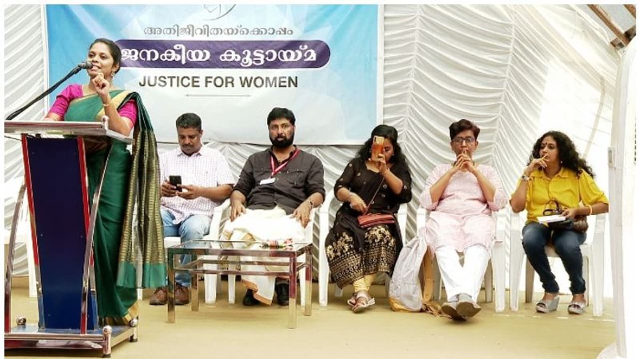 നടിയെ ആക്രമിച്ച കേസ്, അതിജീവിതക്ക് പിന്തുണയുമായി കൊച്ചിയിൽ കൂട്ടായ്മ നടിയെ ആക്രമിച്ച കേസ്, അതിജീവിതക്ക് പിന്തുണയുമായി കൊച്ചിയിൽ കൂട്ടായ്മ