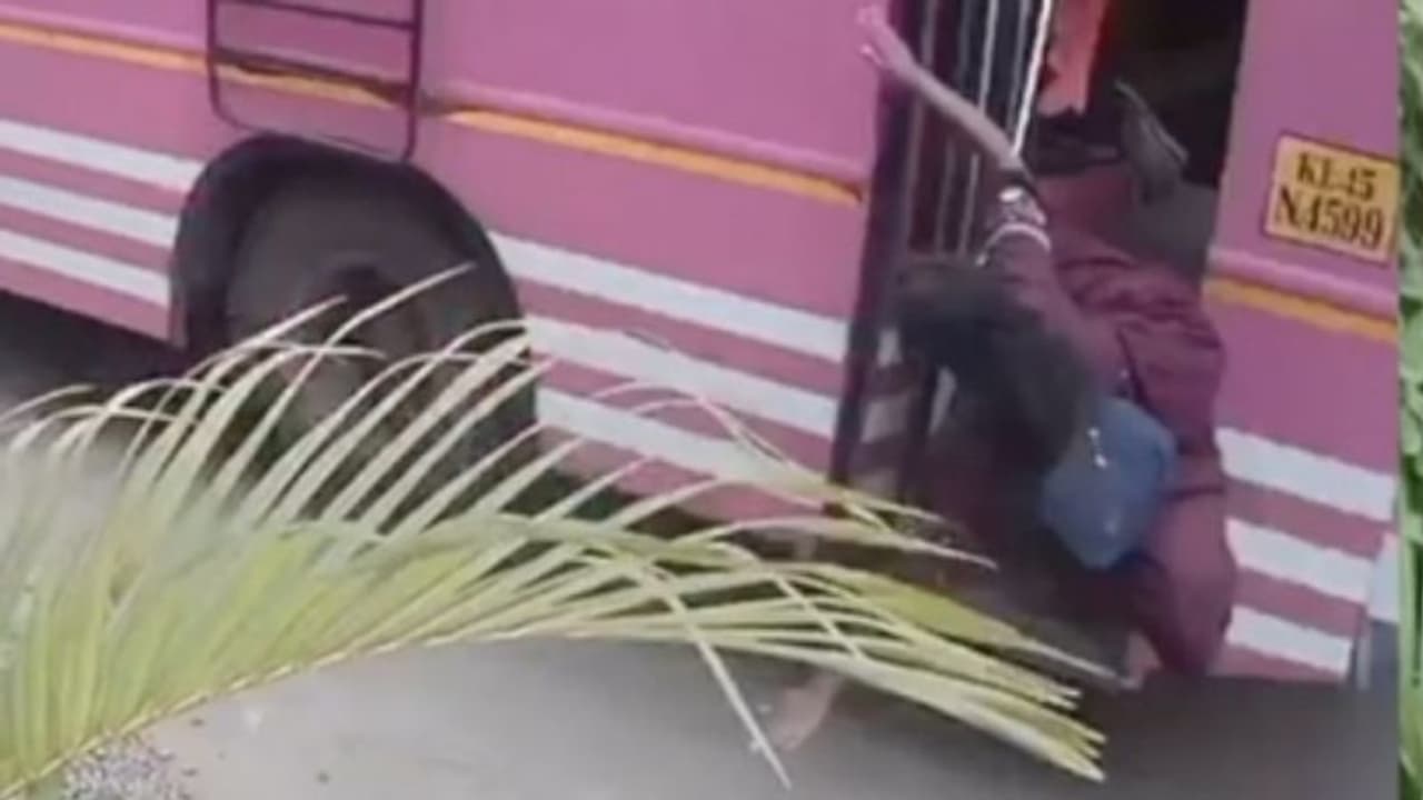 സ്വകാര്യ ബസിൽ നിന്ന് തെറിച്ച് വീണ് യുവതിക്ക് പരിക്ക്, 'വാഹനം ഓടിച്ചിരുന്നത് അമിത വേഗത്തിൽ'