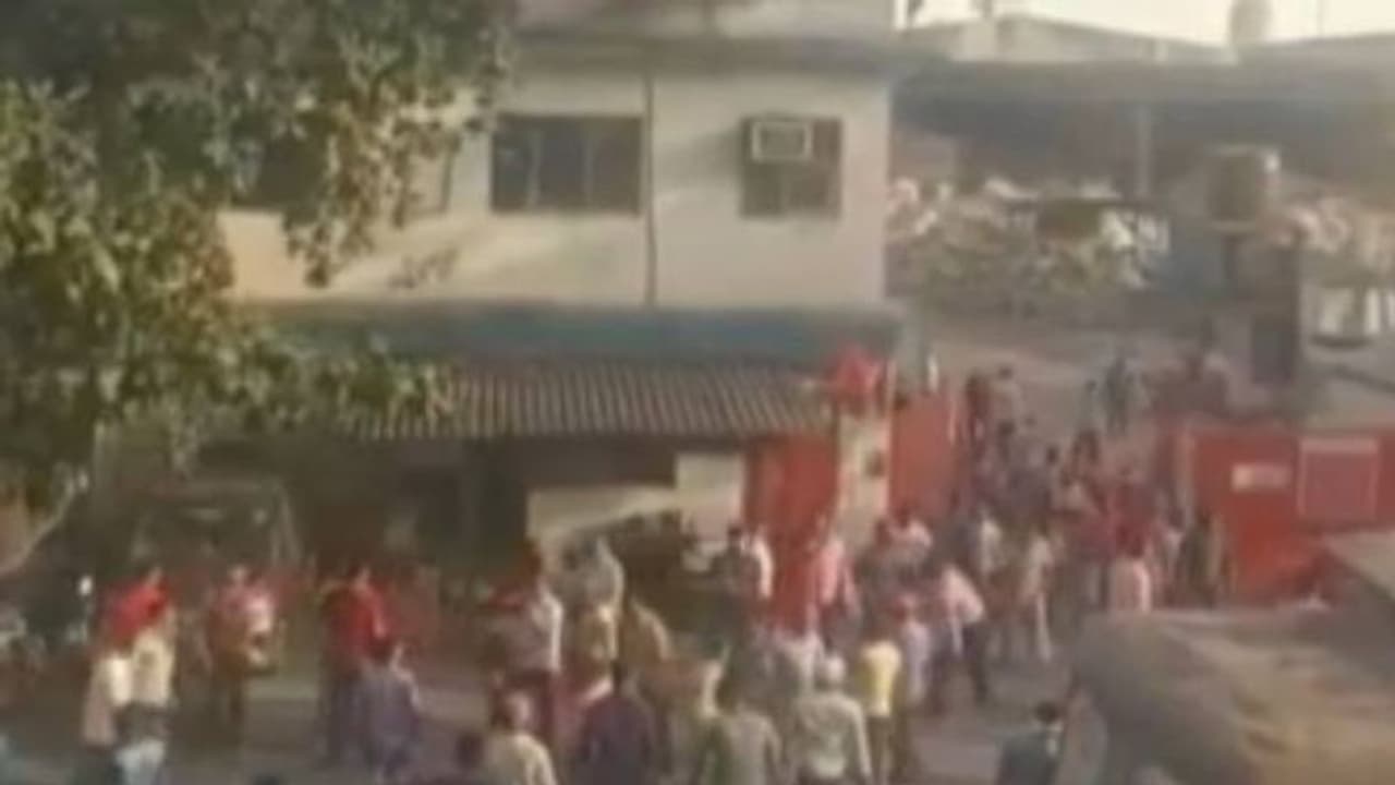 ஸ்டீல் ஆலையில் கடும் மோதல்... 19 போலீசாருக்கு பலத்த காயம்... 27 பேர் கைது... மகாராஷ்டிராவில் பரபரப்பு..! ஸ்டீல் ஆலையில் கடும் மோதல்... 19 போலீசாருக்கு பலத்த காயம்... 27 பேர் கைது... மகாராஷ்டிராவில் பரபரப்பு..!