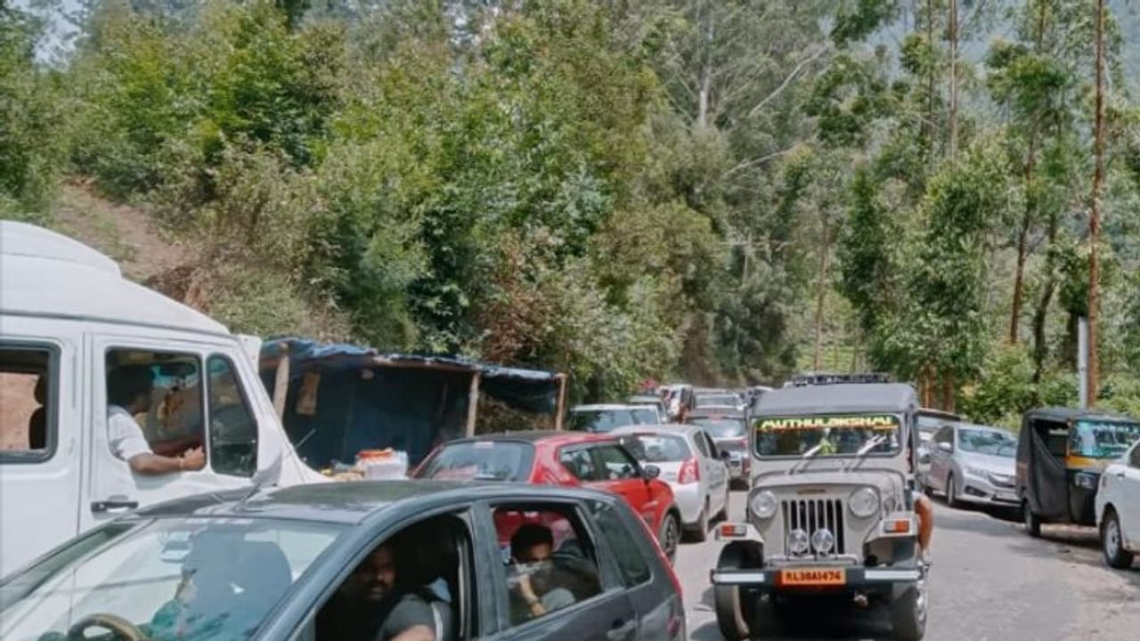 ഗതാഗതക്കുരുക്ക്; മൂന്നാറിലെത്തിയ സഞ്ചാരികൾ റോഡിൽ കുടുങ്ങിയത് മണിക്കൂറുകൾ