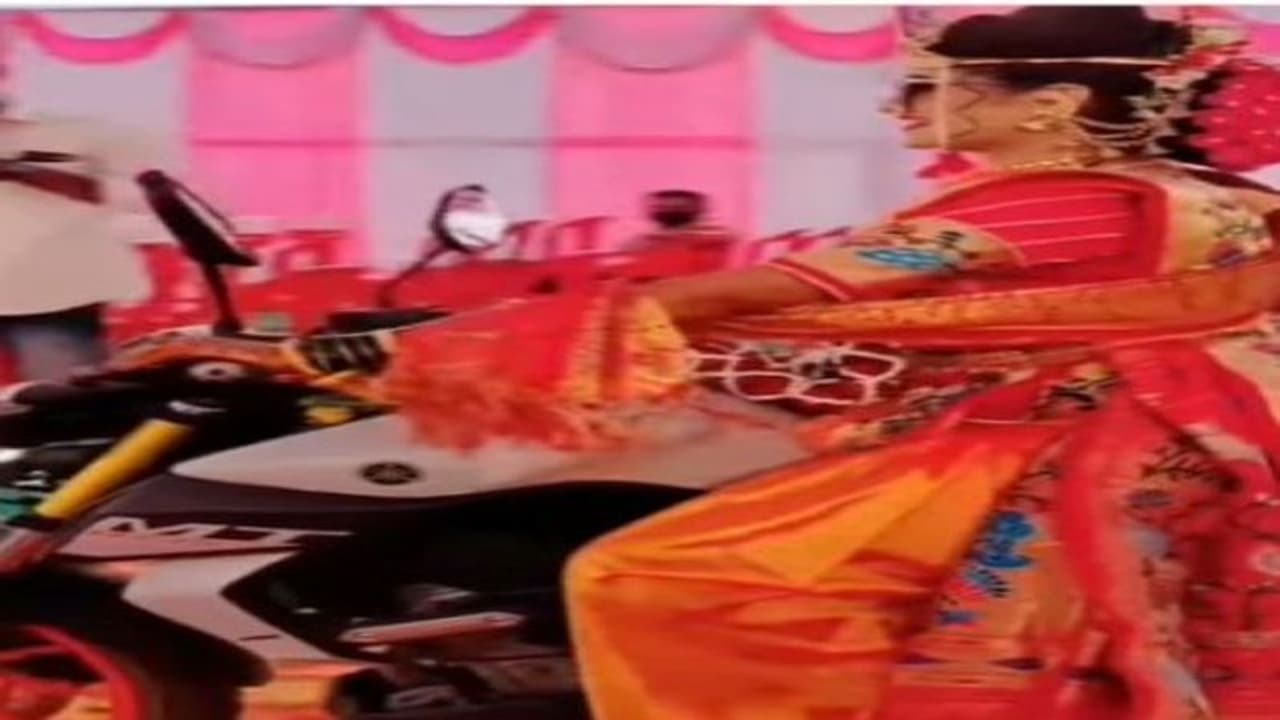 दुल्हन ने शादी में मारी गजब की एंट्री, यूजर्स बोले मैडम का चालान काटना चाहिए, देखिए वायरल वीडियो