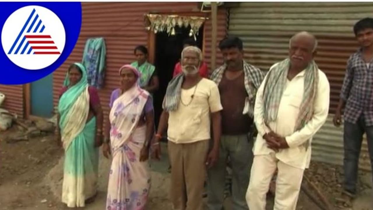 ಶಾಶ್ವತ ಪರಿಹಾರ ಮಾಡಿಕೊಡಿ ಸ್ವಾಮಿ ಅಂತ ಸವದಿ ಕಾಲಿಗೆರಗಿದ ಮಹಿಳೆಯರು! ಶಾಶ್ವತ ಪರಿಹಾರ ಮಾಡಿಕೊಡಿ ಸ್ವಾಮಿ ಅಂತ ಸವದಿ ಕಾಲಿಗೆರಗಿದ ಮಹಿಳೆಯರು!