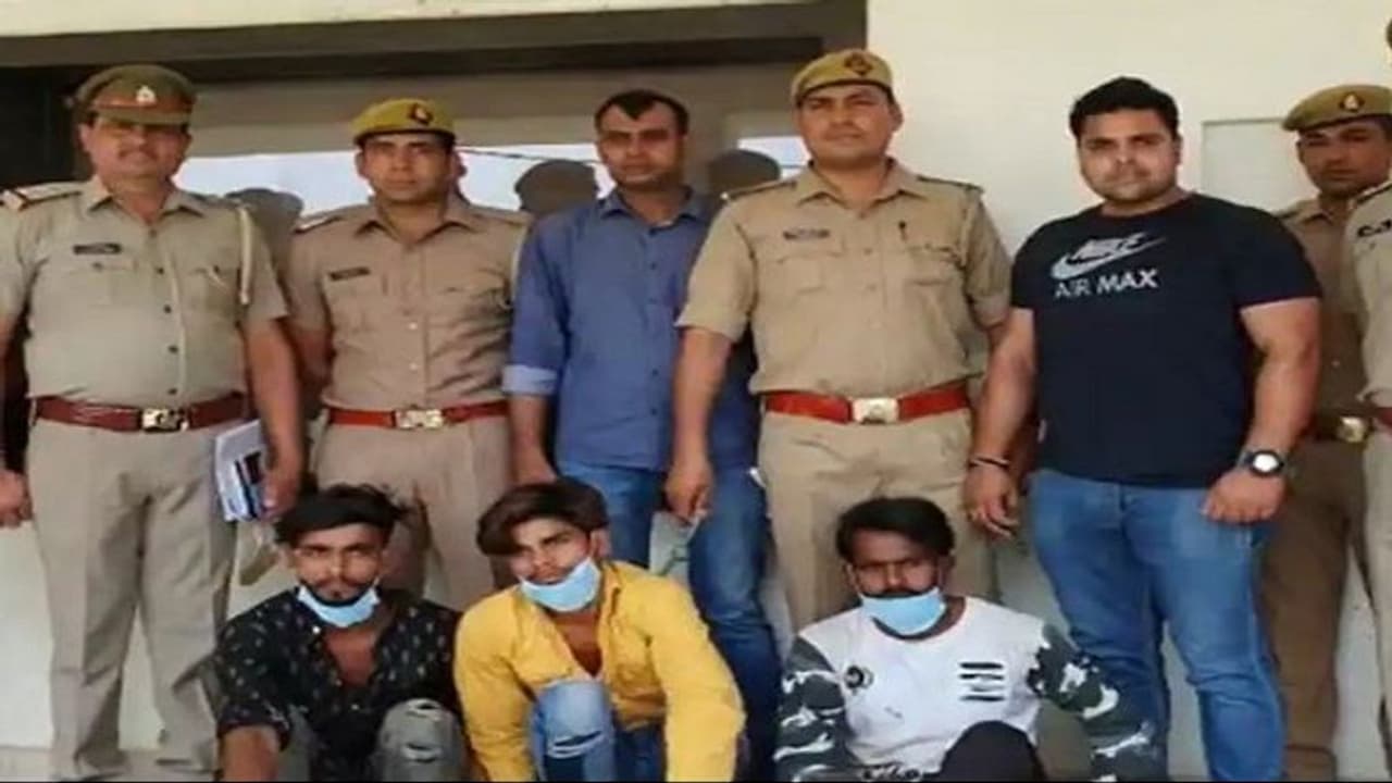 बुलंदशहर में सेल्समैन की हत्या के आरोपी को पुलिस ने किया गिरफ्तार, बरामद किया ये सामान बुलंदशहर में सेल्समैन की हत्या के आरोपी को पुलिस ने किया गिरफ्तार, बरामद किया ये सामान