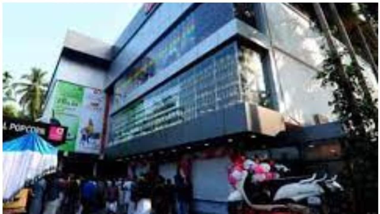 ഹലാൽ അല്ലാത്ത ബീഫ് വിൽക്കുന്നില്ലെന്നാരോപണം; പേരാമ്പ്രയിൽ സൂപ്പർമാർക്കറ്റിന് നേരെ ആക്രമണം