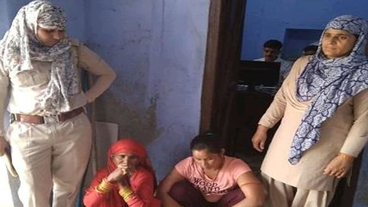 पुलिस से भी नहीं डरती ये महिलाएं: भरतपुर हिस्ट्रीशीटर को पकड़ने गई टीम पर जानलेवा हमला, कट्टा लेकर टूट पड़ीं पुलिस से भी नहीं डरती ये महिलाएं: भरतपुर हिस्ट्रीशीटर को पकड़ने गई टीम पर जानलेवा हमला, कट्टा लेकर टूट पड़ीं