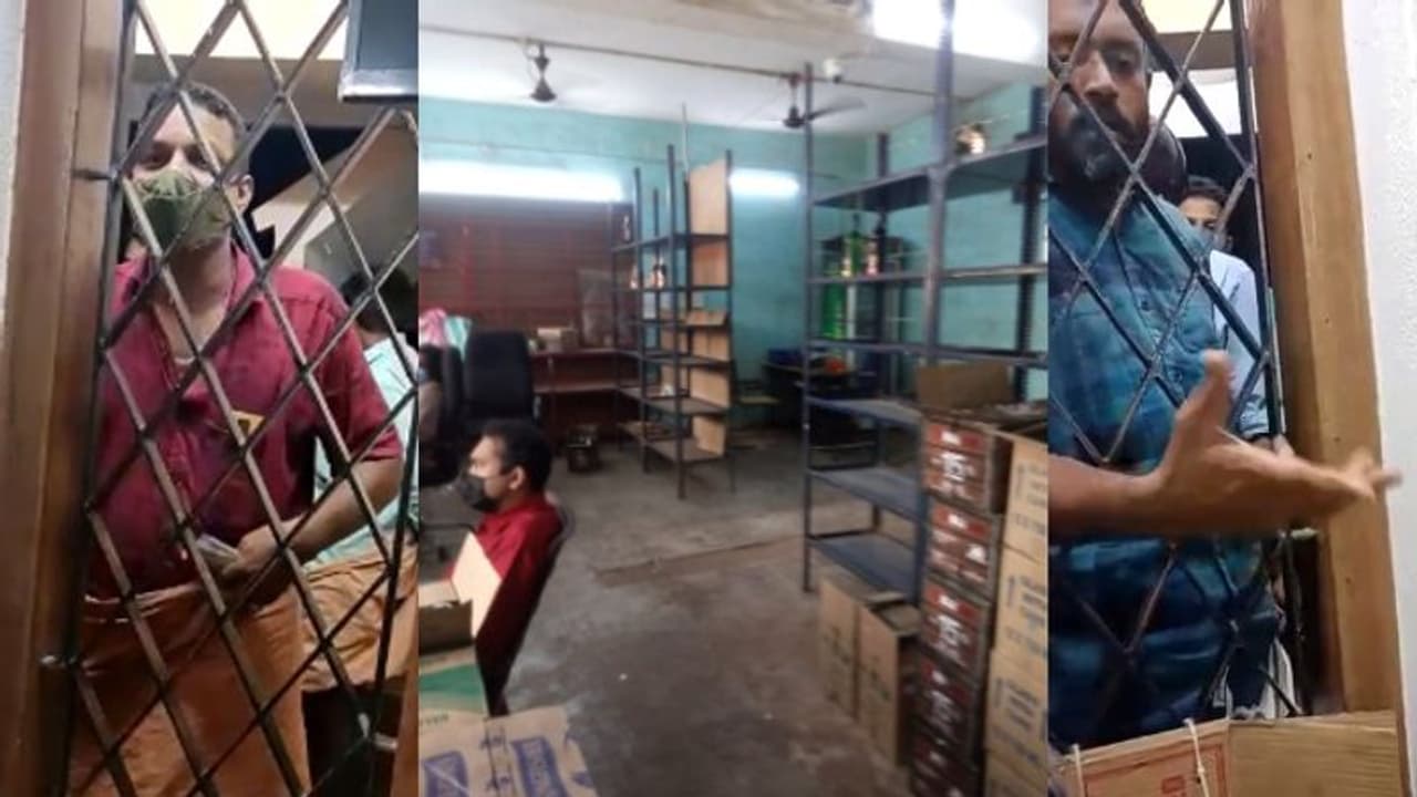 വില കുറഞ്ഞ മദ്യം കിട്ടാനില്ല; കസ്റ്റമേര്സിന്റെ 'ബീപ്പ്' വിളികള് കേട്ട് തളര്ന്ന് ബെവ്കോ ജീവനക്കാര് വില കുറഞ്ഞ മദ്യം കിട്ടാനില്ല; കസ്റ്റമേര്സിന്റെ 'ബീപ്പ്' വിളികള് കേട്ട് തളര്ന്ന് ബെവ്കോ ജീവനക്കാര്