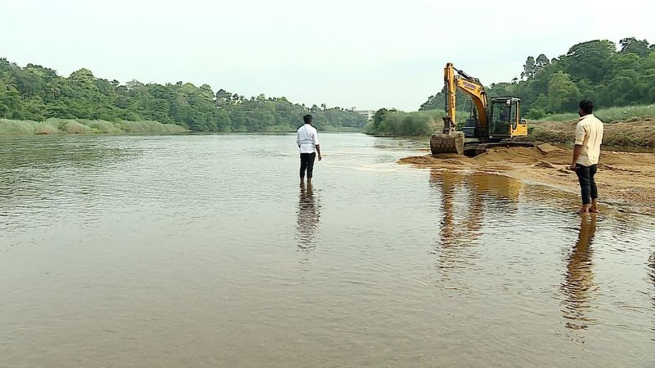 പമ്പ നദിയിൽ നിന്ന് മണൽ കടത്താനുള്ള ശ്രമം നാട്ടുകാർ തടഞ്ഞു പമ്പ നദിയിൽ നിന്ന് മണൽ കടത്താനുള്ള ശ്രമം നാട്ടുകാർ തടഞ്ഞു